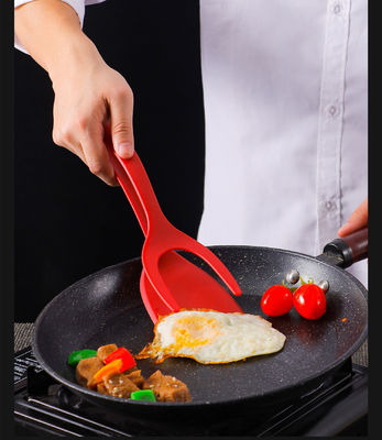 지속가능한 요리에서 달걀을 뜯고 스테이크를 뒤집는 편리한 2인1 음식 클립